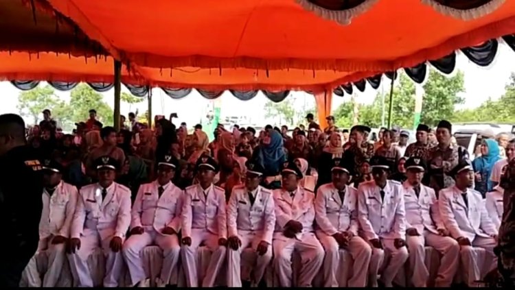Bupati dan Wakil Bupati Rohil Riau Mau Baku Hantam Dilerai Oleh Masyarakat