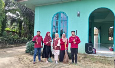 Pendamping PKH Kecamatan Siak Hulu Kabupaten Kampar Memperingati Hari Kesetiakawanan Sosial Nasional (HKSN) dengan Cara Membersihkan Rumah Ibadah