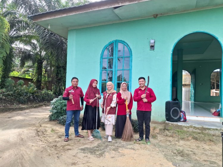 Pendamping PKH Kecamatan Siak Hulu Kabupaten Kampar Memperingati Hari Kesetiakawanan Sosial Nasional (HKSN) dengan Cara Membersihkan Rumah Ibadah