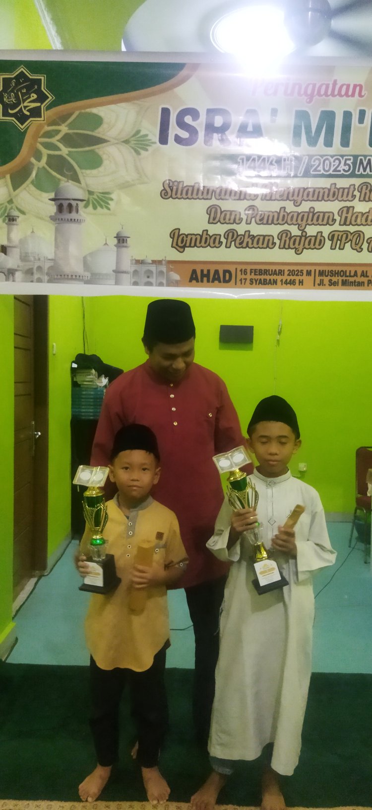 Semarak Isra' Mikraj Di Musholla Al Amin Podomoro Disambut Anak -Anak