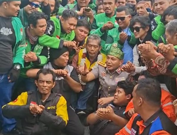 Jenderal Herry Heryawan Dilepas Driver Ojol FKSOPB Di Depan Polda Riau
