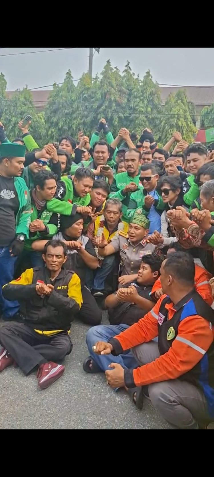 Jenderal Herry Heryawan Dilepas Driver Ojol FKSOPB Di Depan Polda Riau